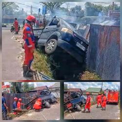 Diduga Lepas Kendali, Pikap Muatan Besi Terperosok ke Parit di Palangka Raya, Dievakuasi Damkar