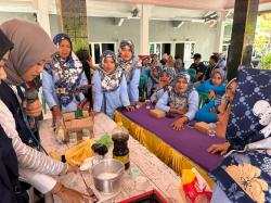 Mahasiswa KKN UMP Ubah Minyak Jelantah Jadi Lilin Aromaterapi