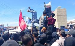 Ricuh! Aksi Unjuk Rasa di PT Sun Bright Lestari Krangkeng Berujung Saling Dorong