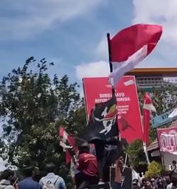 Ricuh di Depan DPRD NTB, Mahasiswa Kibarkan Bendera One Piece: Gerbang Roboh, Spanduk Dibakar