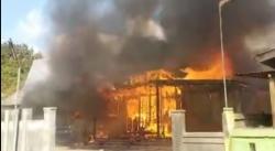 Rumah Warga di Sikka Ludes Terbakar, Ibu Histeris Menangis di Samping Sekolah Dasar