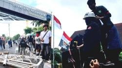 Ricuh di DPRD NTB: Gerbang Roboh, Mahasiswa Kibarkan Bendera One Piece