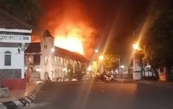 BREAKING NEWS: Kebakaran Hebat Landa Kawasan Kota Lama Semarang