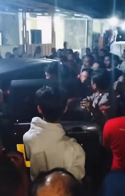 Diduga Selingkuh, Ibu Rumah Tangga di Wonoayu Digerebek Warga Saat Suami Bekerja di Luar Kota