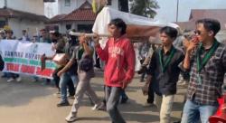 Mahasiswa Pandeglang Protes Kerja Sama Sampah, Bawa Keranda dan Kuburan Bergambar Bupati