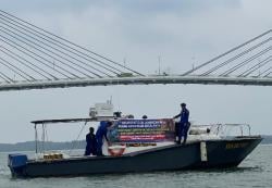 Patroli di Jembatan Barelang, Polisi Bentangkan Spanduk Cegah Bunuh Diri