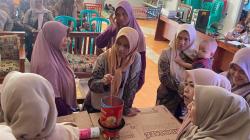 Mahasiswa KKN Unigal Dorong Warga Muktisari Ciamis Ubah Limbah Jadi Produk Bernilai