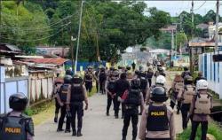 Sorong Ricuh, Massa Blokade Jalan hingga Bentrok dengan Aparat
