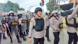 Kota Sorong Rusuh, Brimob dan TNI Jaga Ketat Bandara DEO Antar 4 Tahanan Makar Menuju Makassar