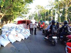 Truk Pengangkut Pupuk Terbalik di Depan SPN Polda Sulsel, Lalu Lintas Jl. Urip Sumoharjo Padat