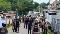 BREAKING NEWS Kota Sorong Mencekam! Massa Rusak Kantor Pemerintah dan Serang Polisi