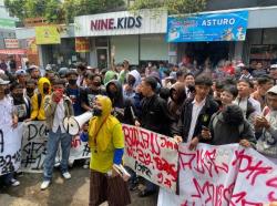 Viral Ratusan Alumni SMP 13 Kota Bekasi Demo di Sekolah, Tuntut Guru yang Cabuli Murid Dipecat