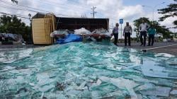 Truk Muat Kaca Terguling di Depan Sirkuit Boyolali, Penumpang Terluka Pecahan Kaca