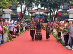 Kenalkan 9 Motif Batik Grobogan, Bupati Bersama Forkompimda Melenggang Bak Model di Fashion Show