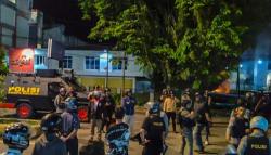 Breaking News! Aparat Dihujani Batu, Situasi Kamtibmas Sorong Malam Ini Memanas