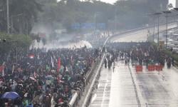 BREAKING NEWS: Massa Demo Blokade Tol, Lalu Lintas Menuju Semanggi Macet Total