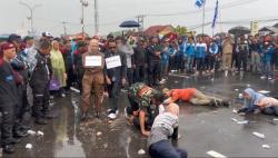 Ribuan Buruh Geruduk Pusat Pemerintahan Banten, Hujan Deras Tak Hentikan Aksi!