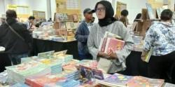 Resmi Dibuka, Bazar Sejuta Buku Lokal dan Internasional Diburu Justipers