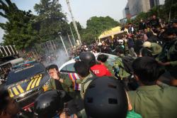 Foto-Foto saat Massa Masuk Halaman Polda Metro Jaya, Rusak Sejumlah Mobil Dinas Polisi