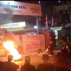 Api Lilin dan Tabur Bunga Iringi Aksi Damai Mahasiswa & Ojol Depan Polres Cirebon Kota