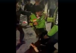 Viral! Seorang Driver Ojol Diduga Terlindas Mobil Rantis Polisi di Tengah Kerumunan Massa
