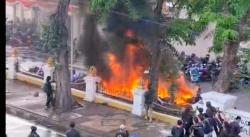 BREAKING NEWS! Demo di Surabaya Ricuh, Massa Bakar Puluhan Motor