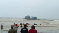 Kapal Asal Pekalongan Terdampar di Pantai Niyama, 27 ABK Selamat