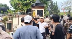 Ricuh di Mapolres Karawang, Gerbang Ditembus, Polisi dan Mahasiswa Terluka