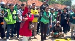 BREAKING NEWS: Imbas Driver Ojol Dilindas, Ratusan Pengemudi di Banten Geruduk Polda Banten