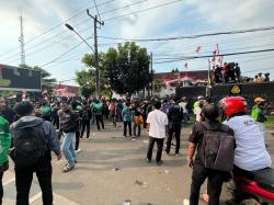 BREAKINGNEWS: Mapolres Karawang Dikepung Massa, Buntut Driver Ojol Tewas Dilindas Rantis Polisi