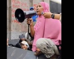 Dari Jilbab Pink ke Garis Depan Demo, Emak Emak Tangguh Lantang Berorasi di DPR