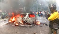 BREAKING NEWS Kerusuhan di depan Mako Brimob Kwitang: Massa Bakar Honda Jazz Diduga Milik Anggota