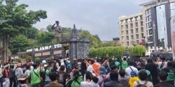 Demo Depan Polda Jateng Ricuh, Batu Berterbangan Polisi Tembak Gas Air Mata