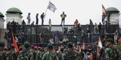 Demo Bubarkan DPR Memanas, Massa Tembus Pagar Kompleks Parlemen