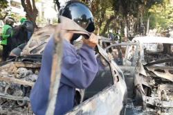 Warga Preteli 8 Bangkai Mobil Terbakar di Simpang Lima Senen