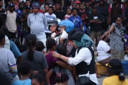 Mama-Mama Papua Ikut Demo Panas di Sorong, Ditemui Polwan Cantik Langsung Tenang