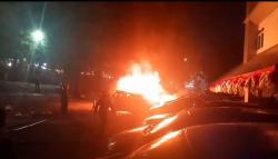 Kantor DPRD-Gubernur Jateng Mencekam: Massa Bakar Mobil, Wartawan hingga PNS Sempat Terkurung