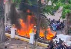 Demonstrasi Solidaritas di Surabaya Berujung Ricuh, Puluhan Motor Dibakar