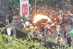 Aksi Unjuk Rasa di Kota Semarang Berakhir Ricuh, Kendaraan di Parkiran Kantor Gubernur Dibakar