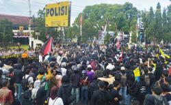 Ratusan Aliansi Mahasiswa Demo Polres Kuningan, Ini Sejumlah Tuntutan Massa