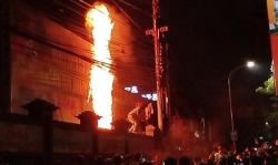 Massa Malang Geruduk Mapolresta, Baliho Dibakar dan Tragedi Kanjuruhan Ikut Disinggung