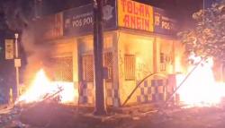 BREAKING NEWS: Pos Polisi Lantas Alauddin Makassar Dibakar Massa