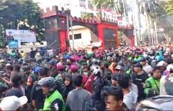 Demo Massa di Depan Maka Brimob Kwitang, Rusak Logo Polda Metro Jaya Dibalas Gas Airmata