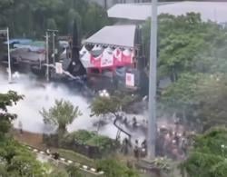 Demo Mahasiswa dan Ojol di Semarang Ricuh, Polisi Bubarkan Massa dengan Water Cannon
