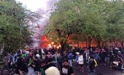 BREAKING NEWS Demo di DPRD Jabar Memanas, Rumah Dekat Gedung Dewan Dibakar Massa