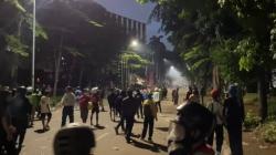Massa Demonstran Kepung Mako Brimob Kwitang, Gas Air Mata Tak Mampu Bubarkan Aksi