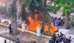 BREAKING NEWS, Kerusuhan Pecah di Gedung Grahadi, Massa Bakar Puluhan Motor