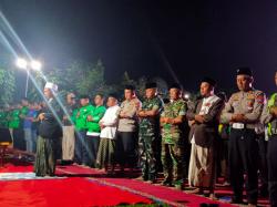 Polisi Dan Ratusan Pengemudi Ojol Salat Gaib di Polres Jombang, Doakan Affan Kurniawan