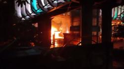 Aksi Massa di Depan Polda Metro Jaya Ricuh, MRT dan Halte Dibakar