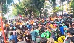 BREAKING NEWS Bukan Lagi Demo, Massa Justru Angkut Komputer hingga Lemari Besi di Depan Mako Brimob